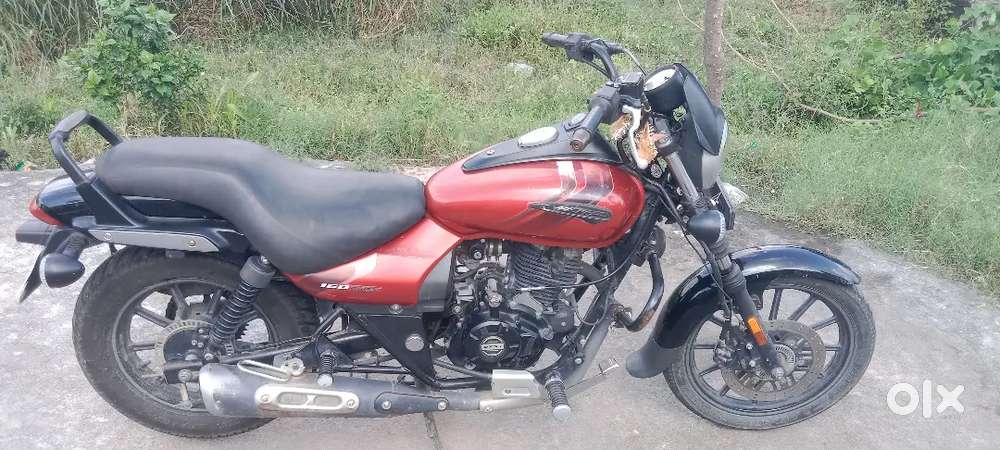 Bajaj Avenger 160 street