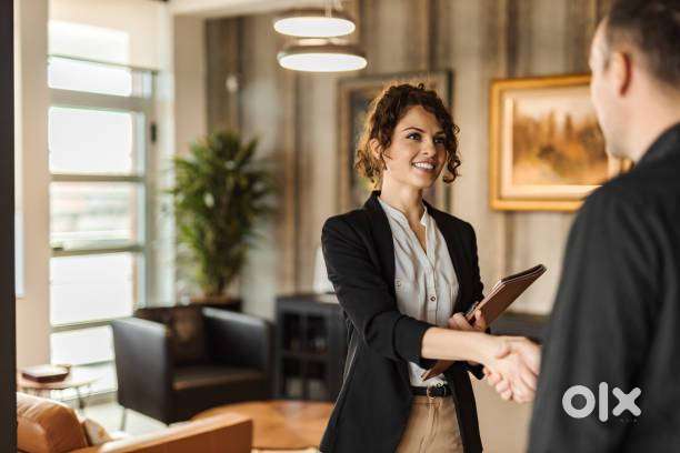 FEMALE CUSTOMER CARE MANAGER