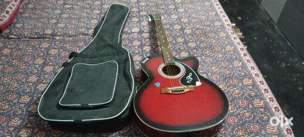 Brand new guitar of givson phone par paise Kam kar la ga