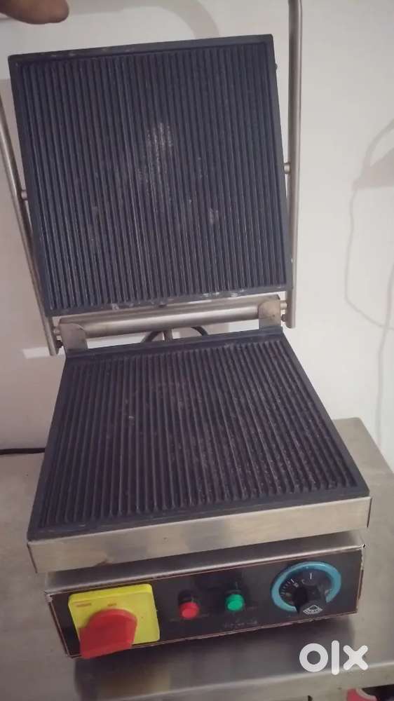 Pizza sandwich ki machine donon bhejna hai