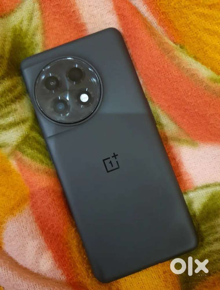 One plus 11r.     8/128