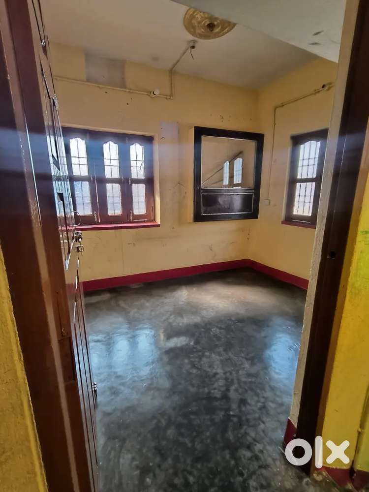 Family Ke Liya Room Hai 2 Room.Ek Hall Hai Bathroom Kitchen