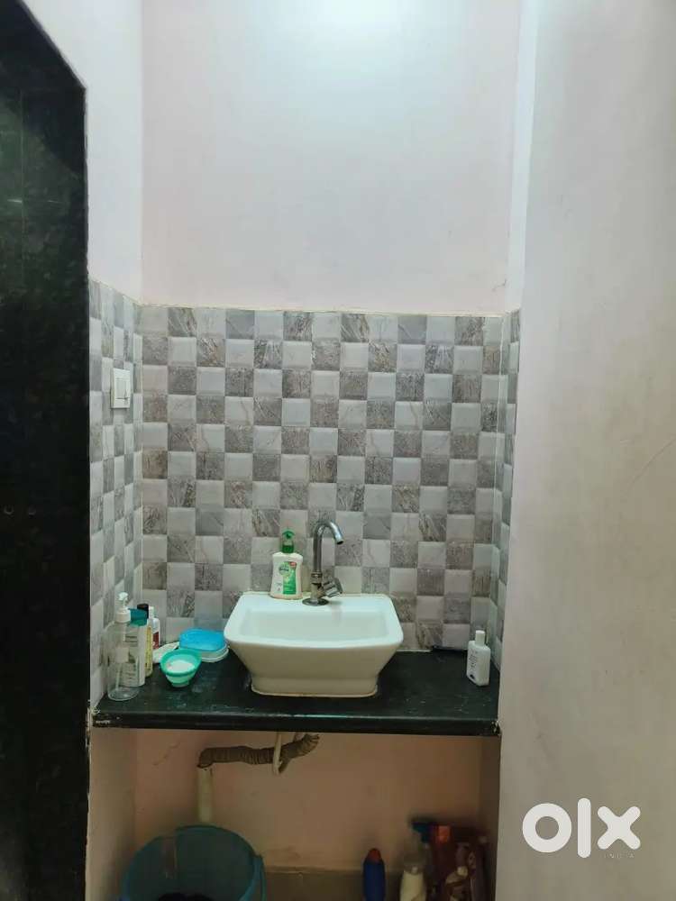 We require १ female roommate in argent basis