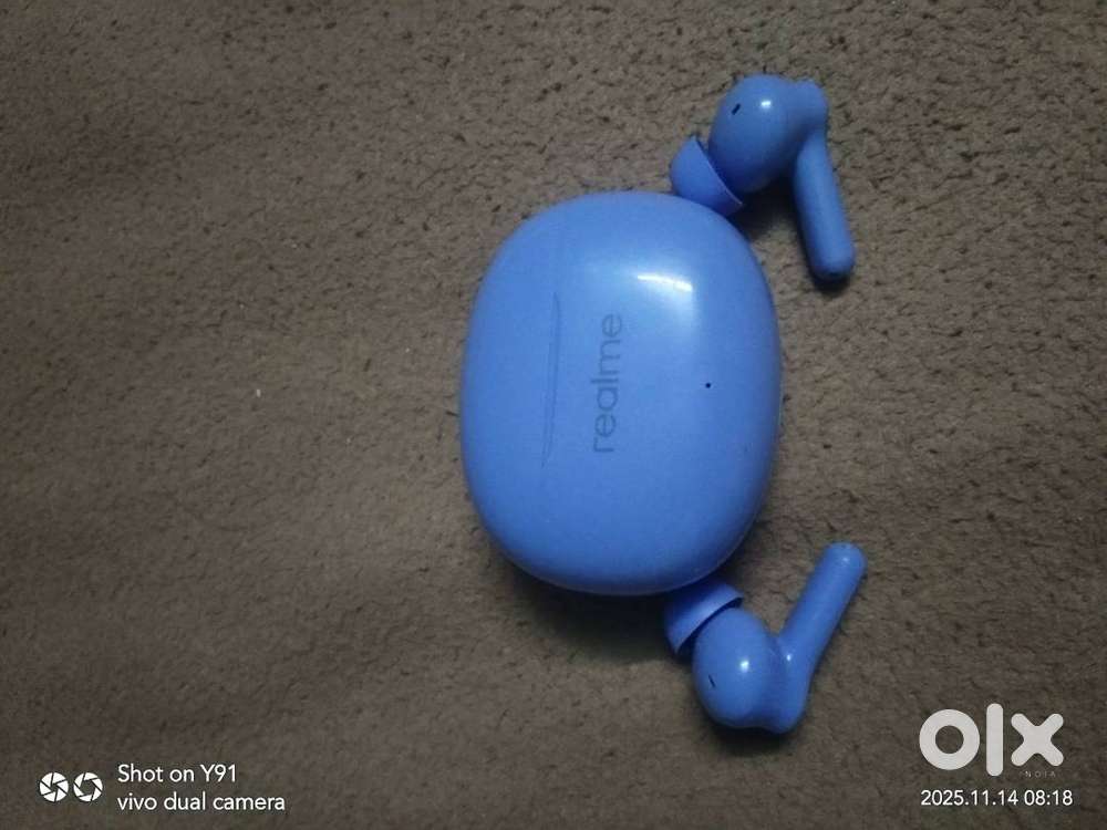 Realme buds t200 lite. 15day old.pluse chager.