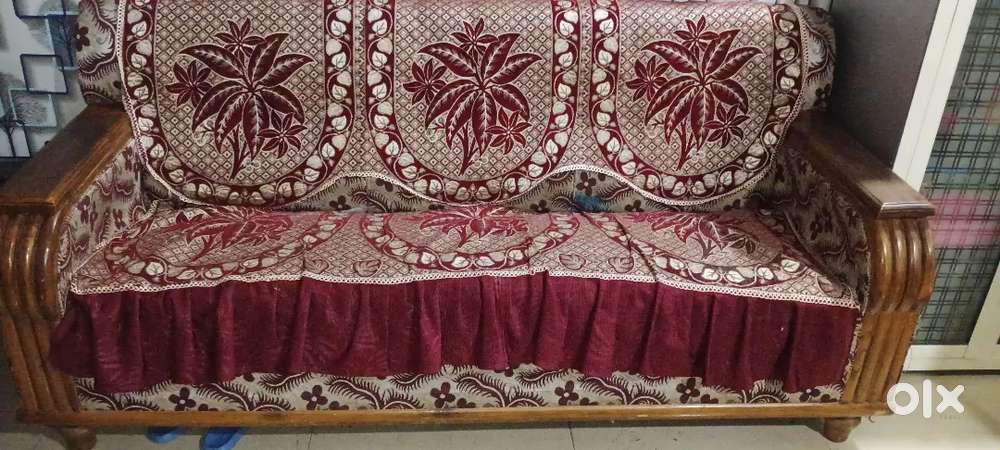 Good condition sofa set with a table