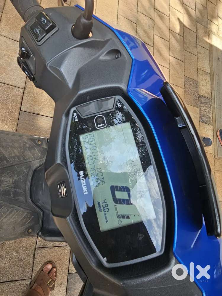 Suzuki Avenis SE 125cc (2023) - Like New, BS6, Metallic Sonic Silver