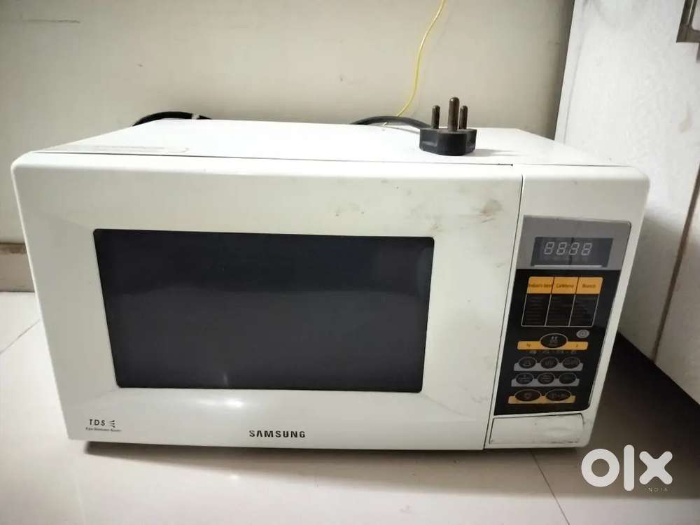 Microwave - oven for heating food