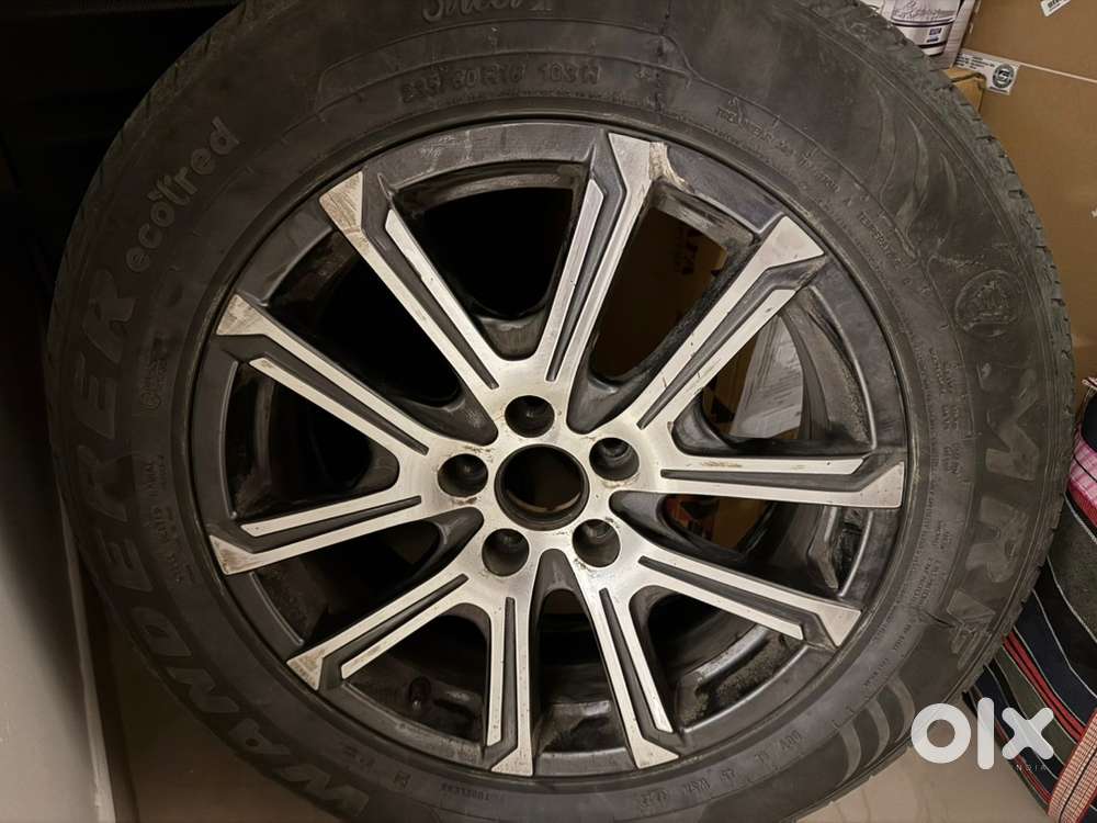 Mahindra XUV 700 single alloy wheel