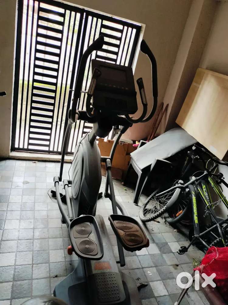 Cross Trainer elliptical machine good condition only need to update