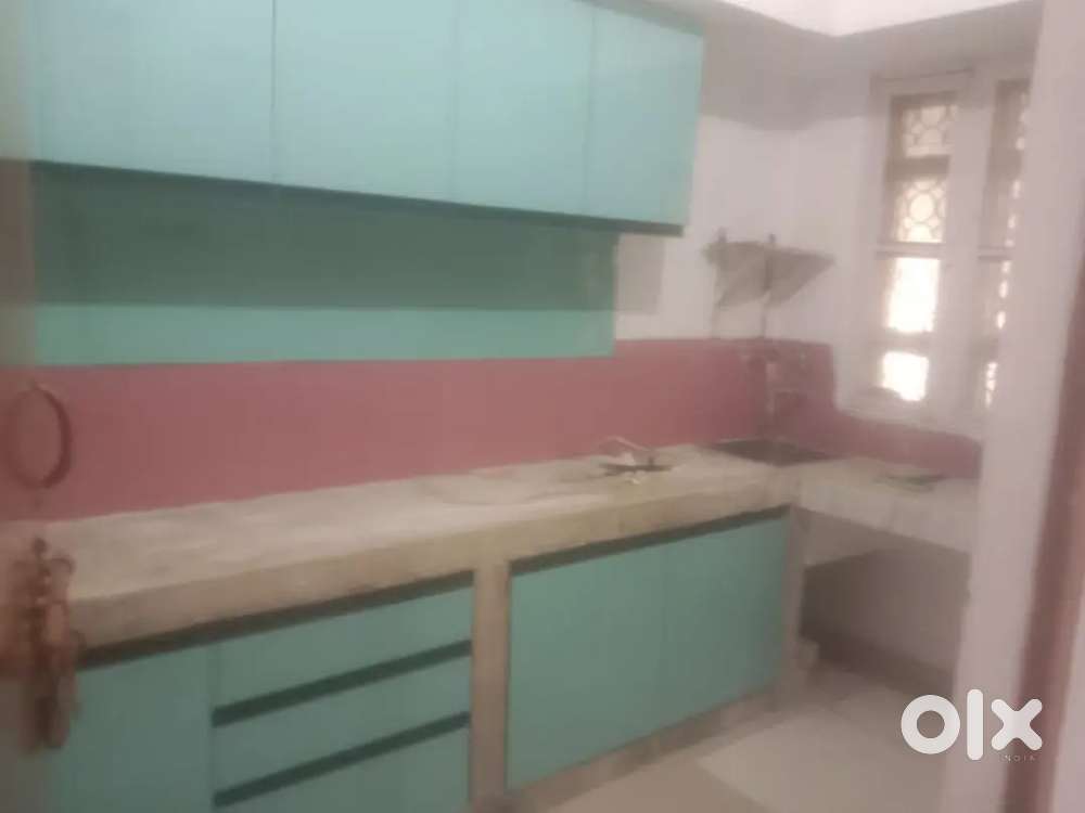 Ground floor mein 2bh ka house bachelor and family ke liye