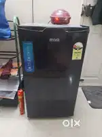 Mini refrigerator including stabilizer