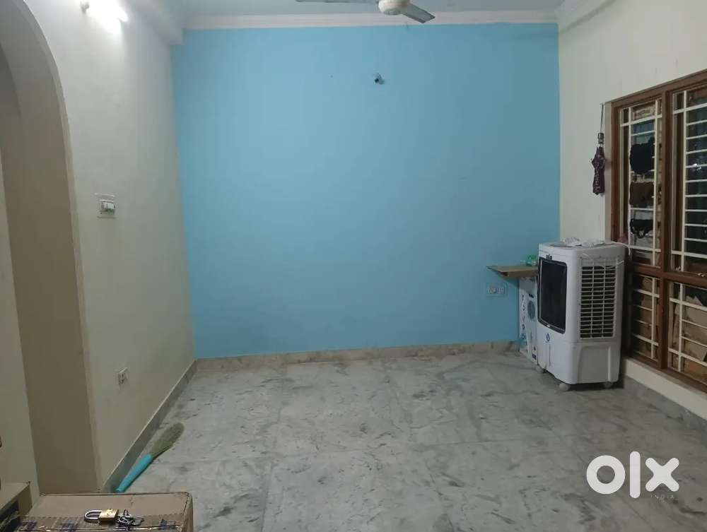 Need aa roommates only girls