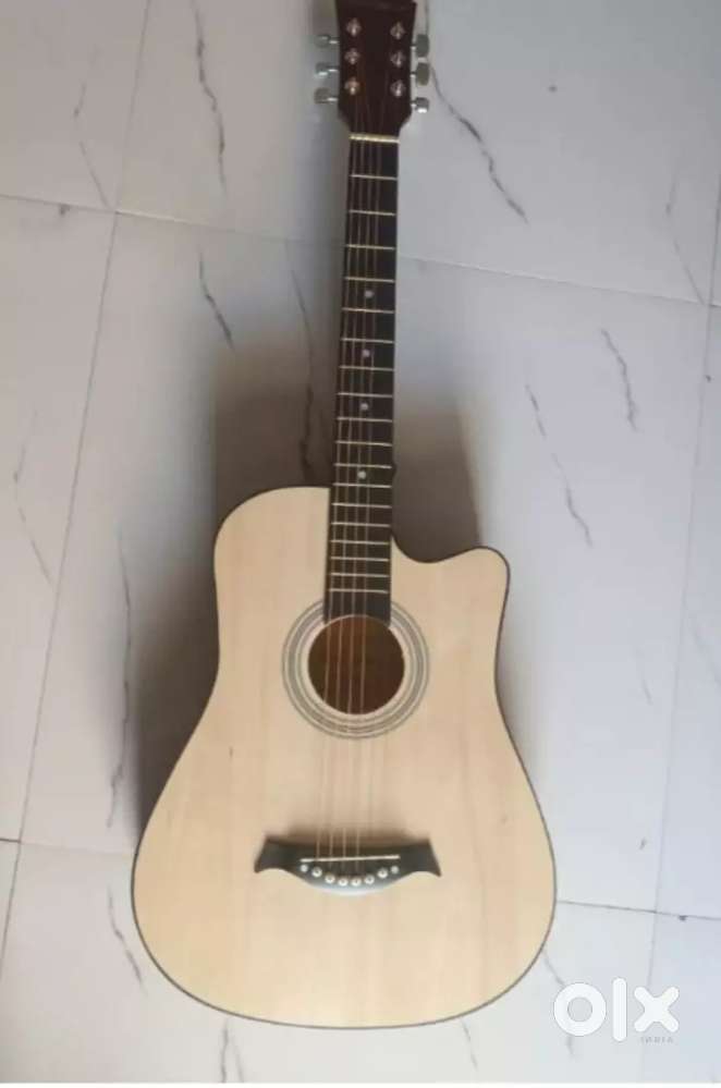 Polo guitar with ( trust road ) ,Bag , ellen key and 2 picks .