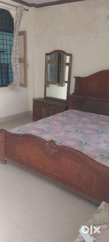 Rent flat at darshanpurwa gumti no 5