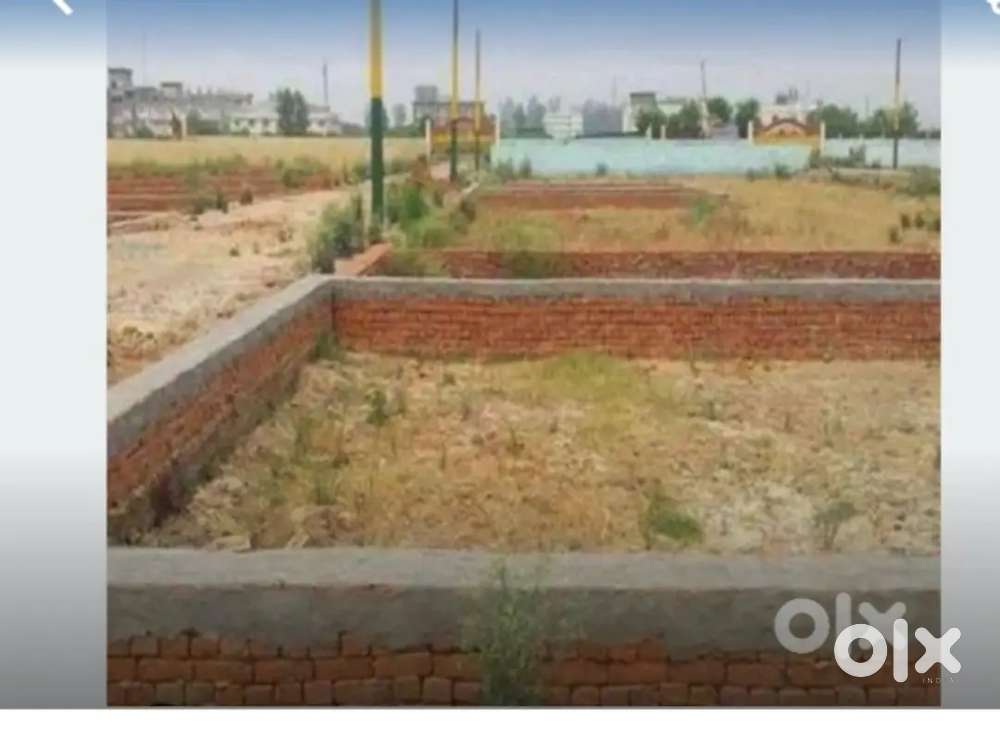 Pili Pokar college ke samne plot hai