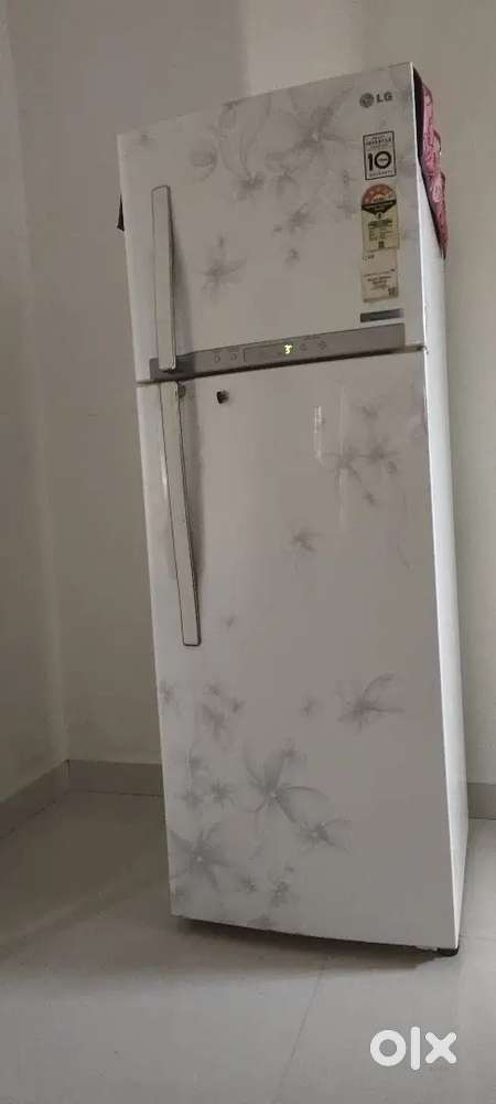 L G    335 litres fridge
