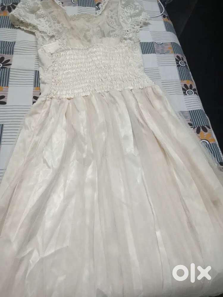 BEAUTIFUL ELEGANT WHITE FESTIVE GOWN