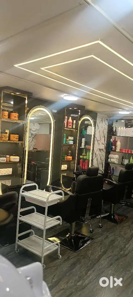Urgent Need Beautician or helping hand