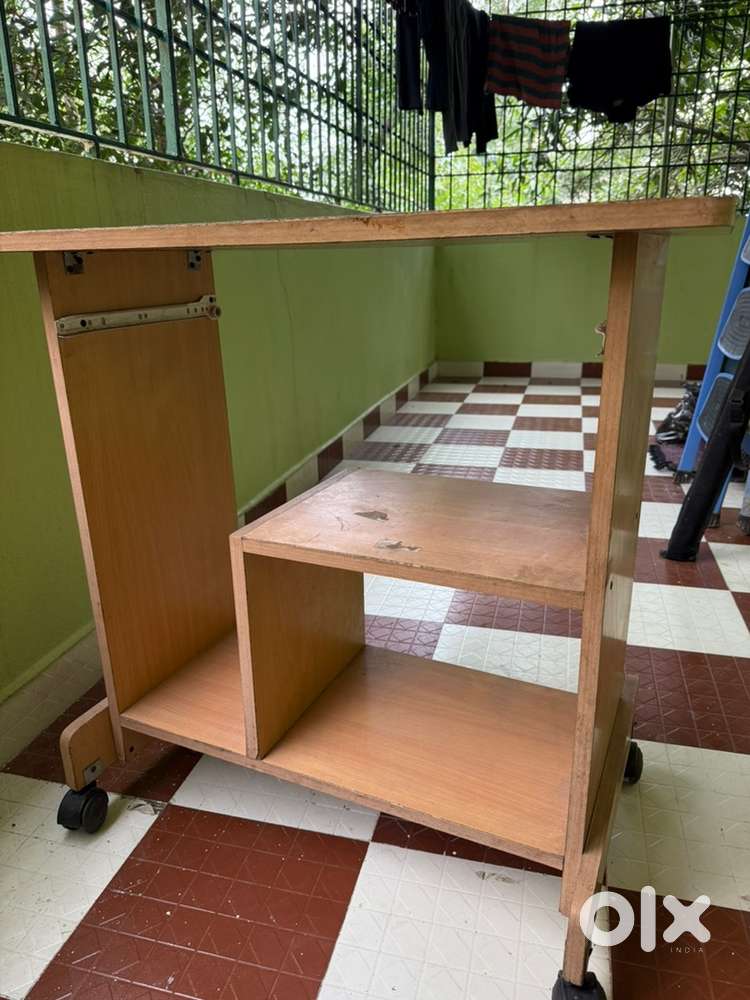 Computer table without keyboard tray