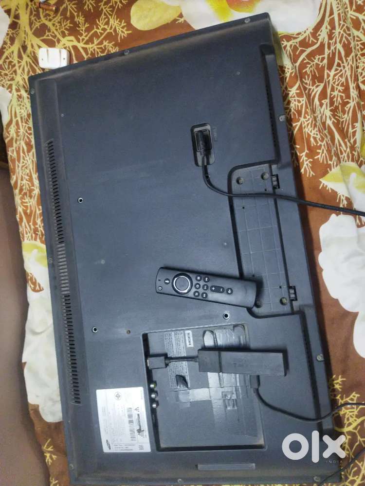 Samsung 32 TV + Amazon Fire Stick (8gb) + Wall Mount TV Stand