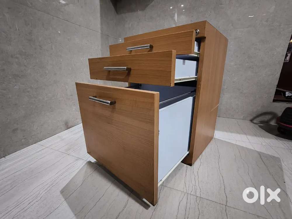 Pedestal storage unit