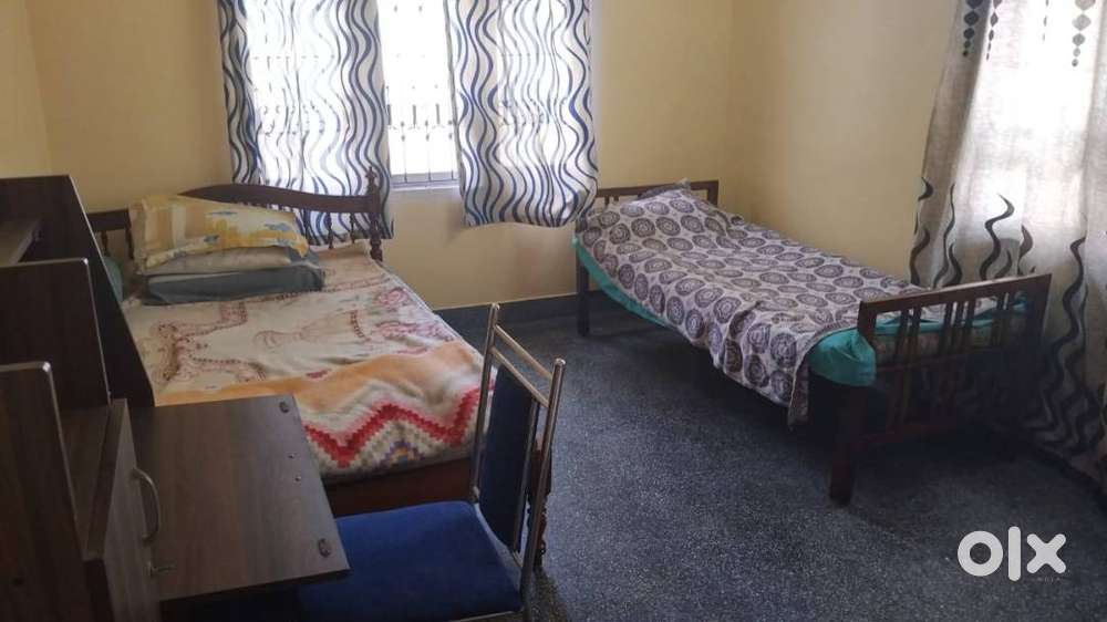2 BHK FURNISHED 1ST FLOOR FOR FAMILY / WORKING LADIES. CAR PARKING