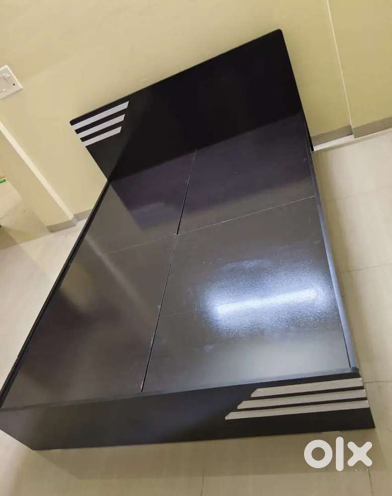 STORAGE BED 5*6 BLACK