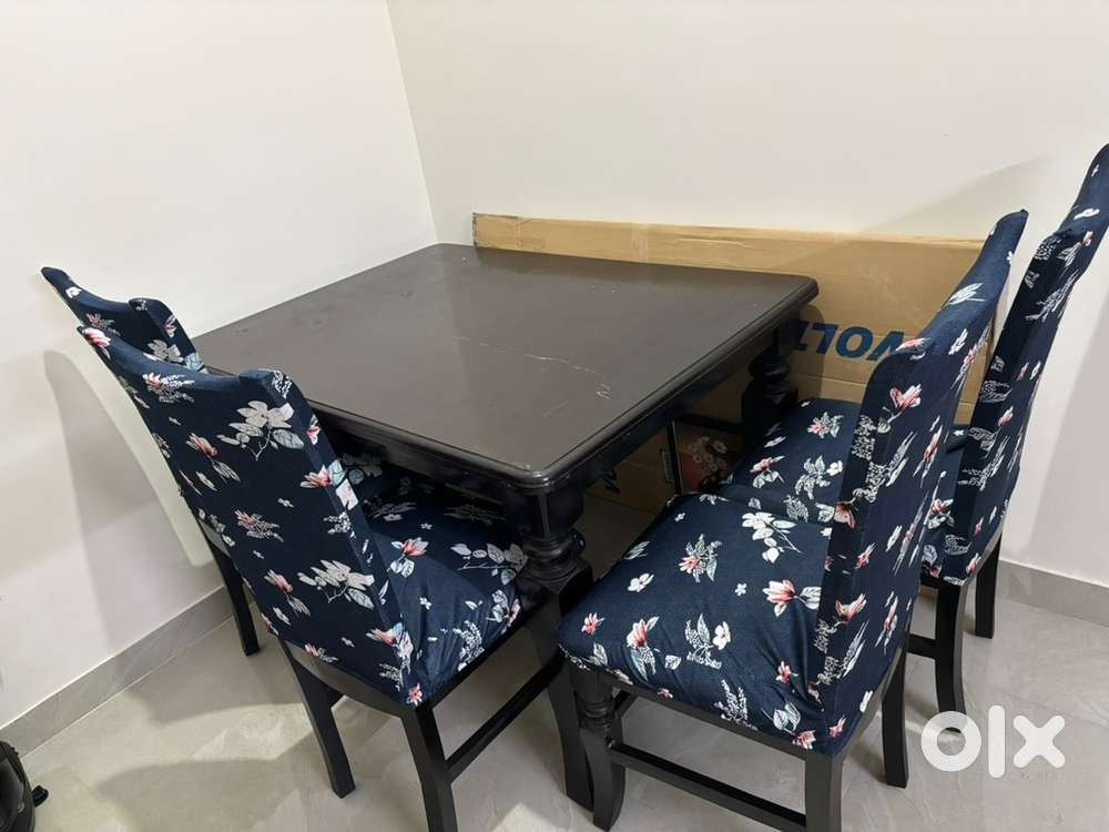 4seater dining table