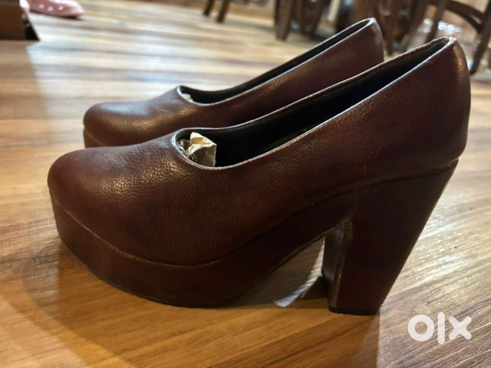 Leather shoes sandals