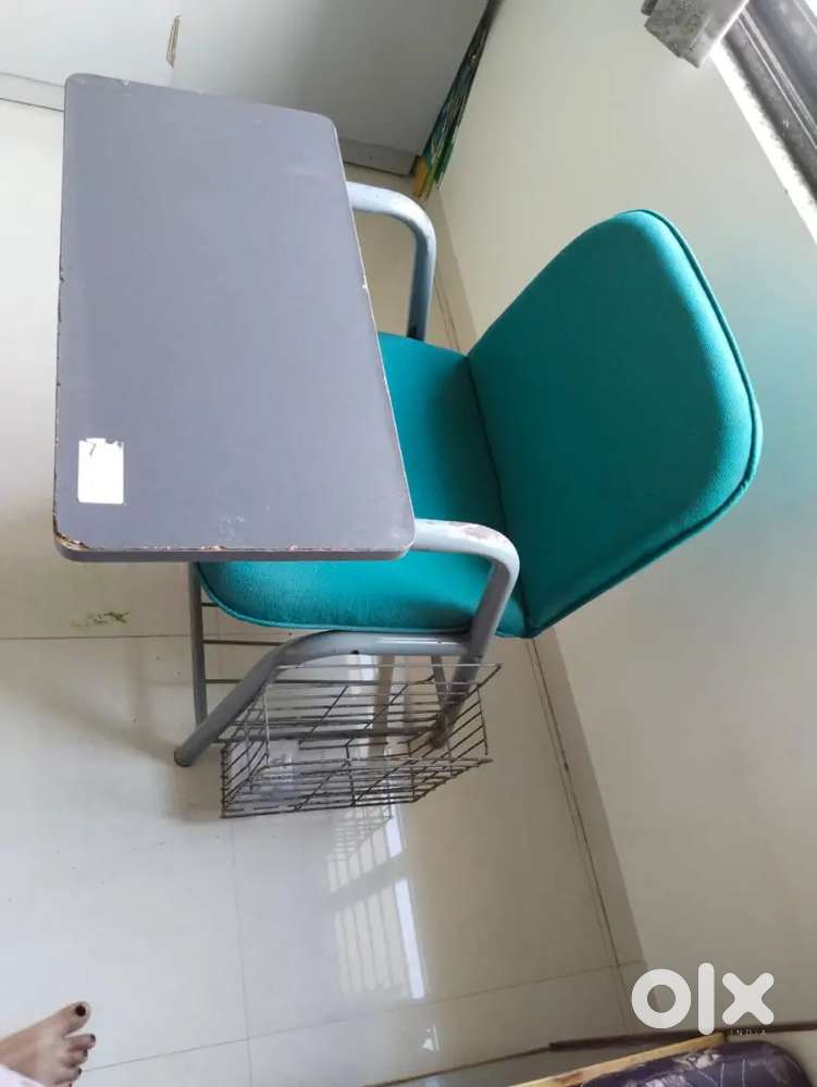 READING CHAIR WITH TABLE