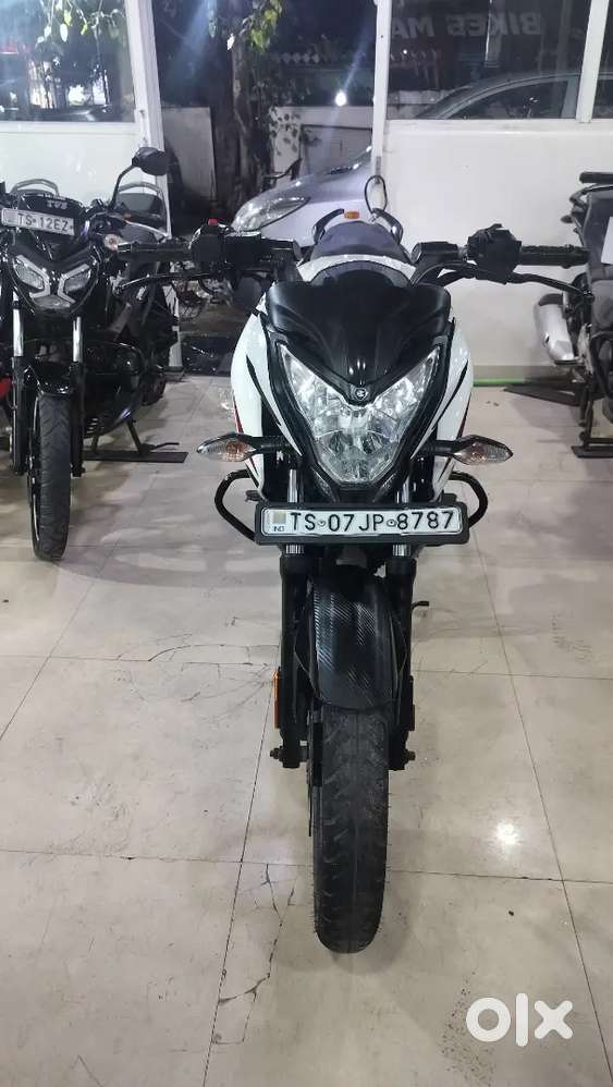 Bajaj NS 160 Pearl metallic white neat condition