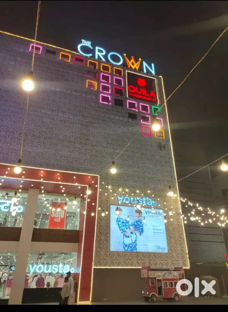 CROWN MALL Boys And Girls Fresher And Experience Apply Now.