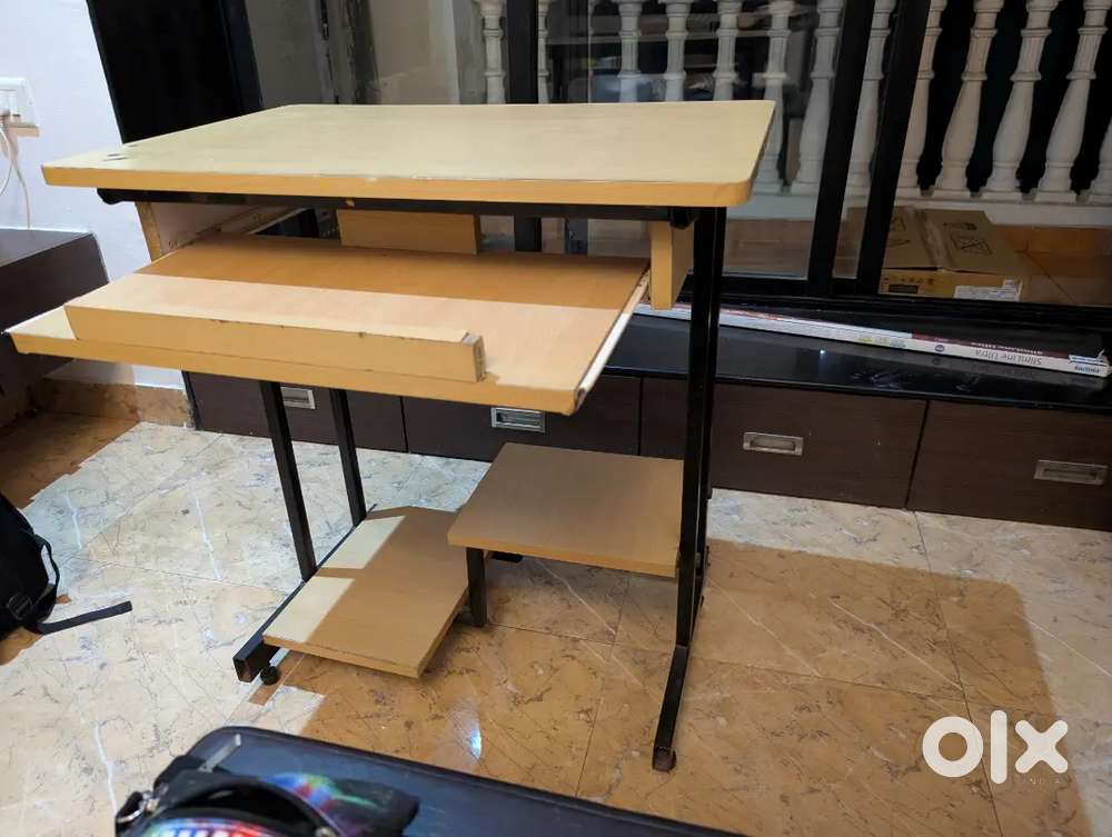 Computer table