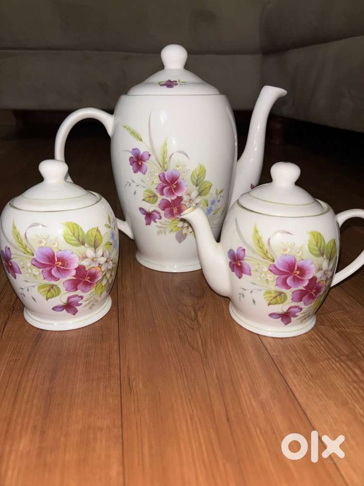 Tea pot set and cup and saucer set with 2 free cups
