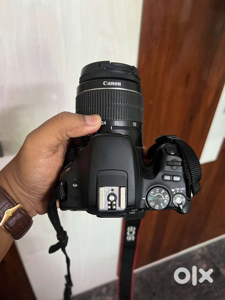 DSLR CAMERA