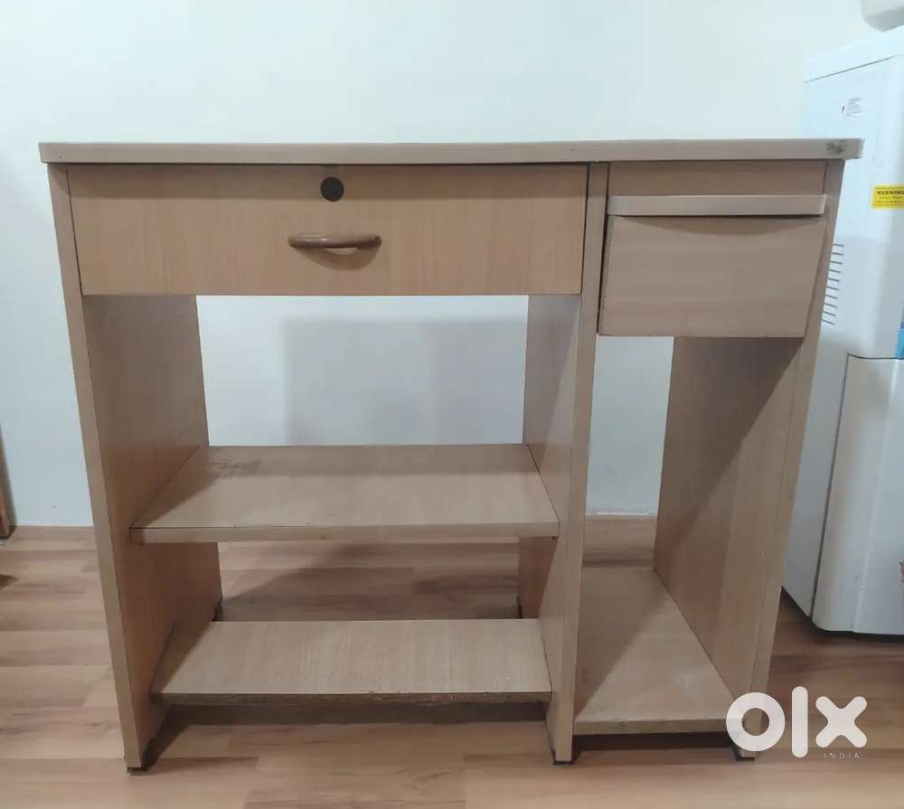 Wooden computer tebal or office table