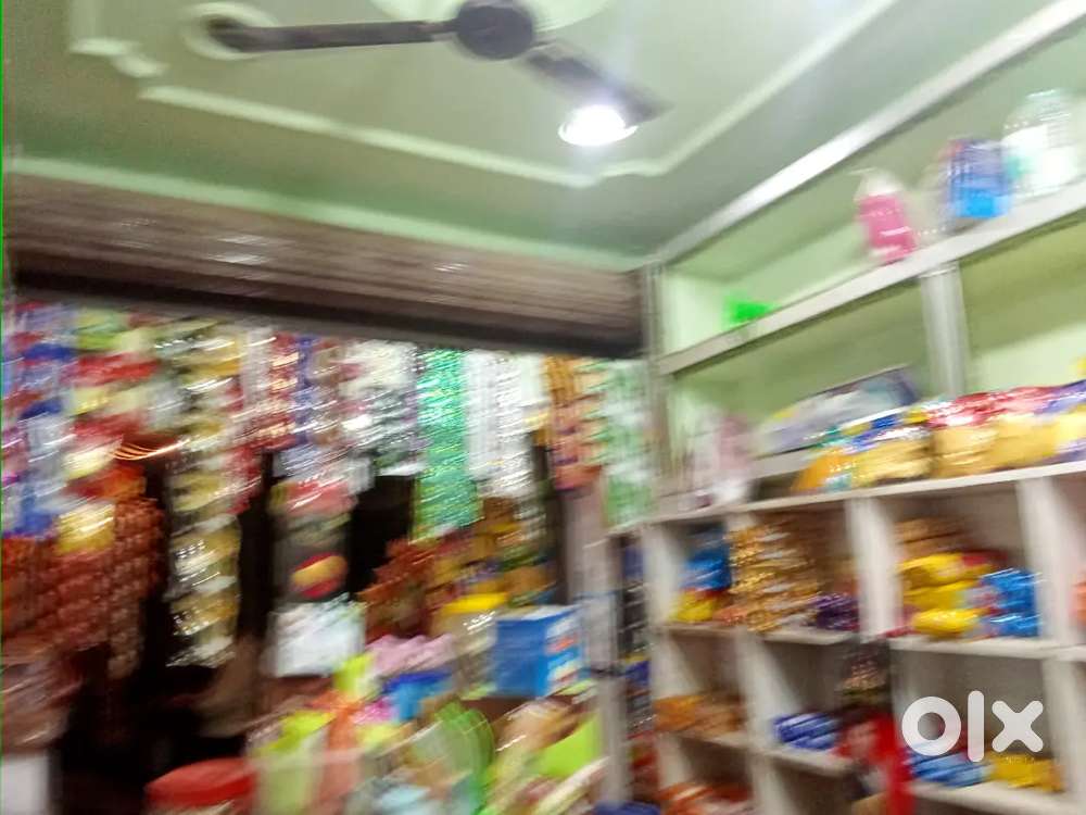 Dukan Khali karna hai isliye sale kar rhe