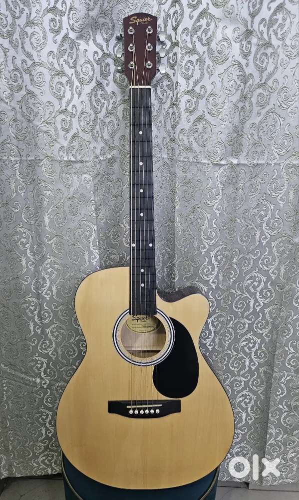 Squier guitar,galux capo,picks,bag,strap