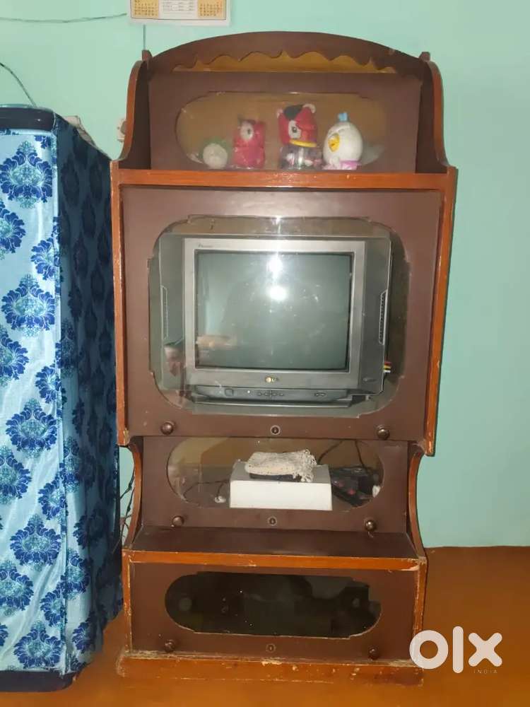 L.G TV & WOODEN TRALLY SELL IN GOOD CONDITION