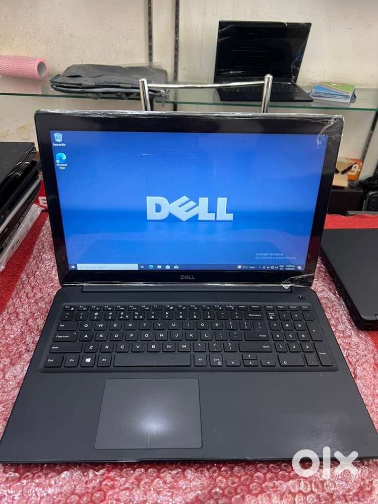 Dell i5 Full Size laptop 8 Gb Ram 256 Gb ssd + 500 Gb Hdd Uhd Gpu /