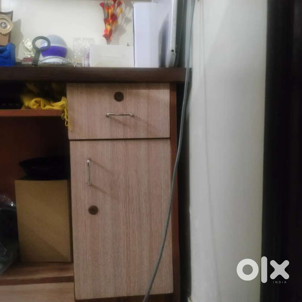 Rs. 4000 computer table