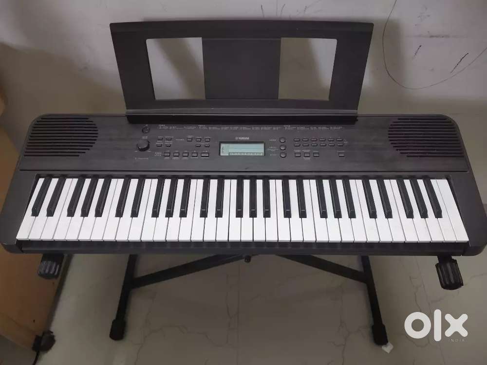 Yamaha PSR E360DW. Comes with Stand and Adapter
