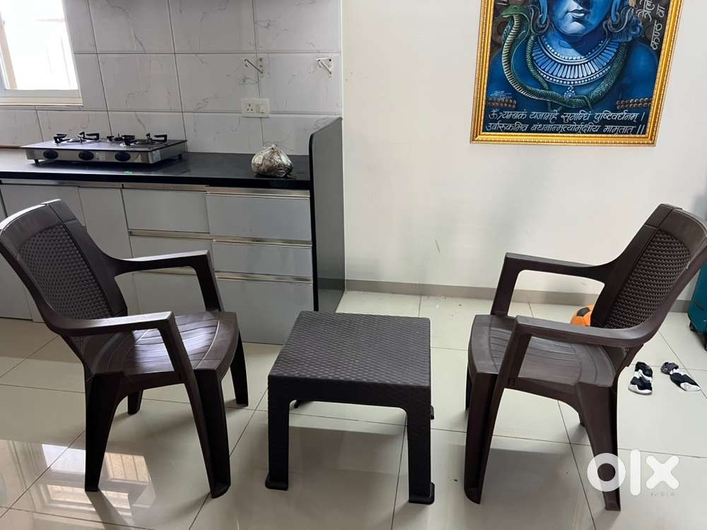 Set of 2 plastic chair + 1 small table