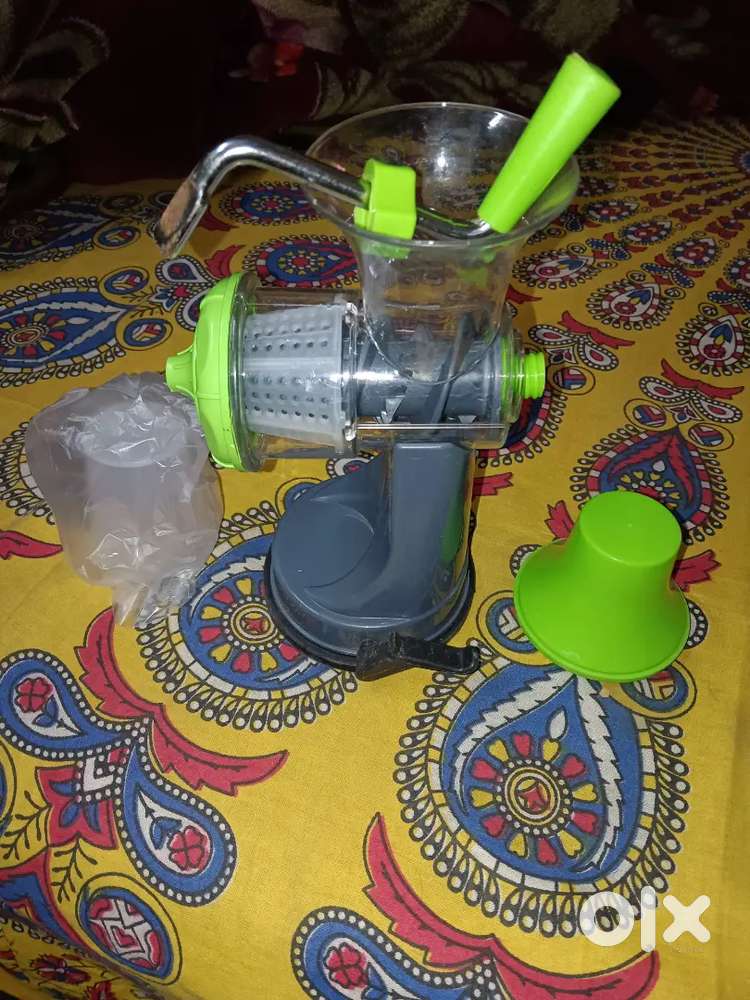Fruit juicer machine