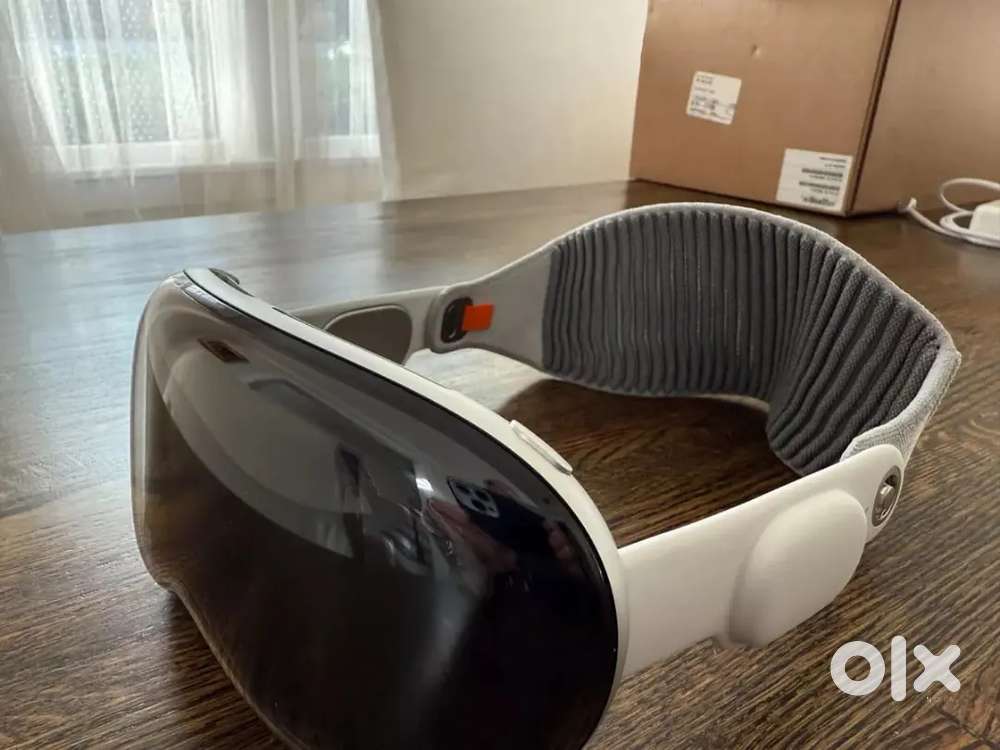 Apple Vision Pro 512GB, Solo Knit Band - M, Dual Loop Band - M, Light