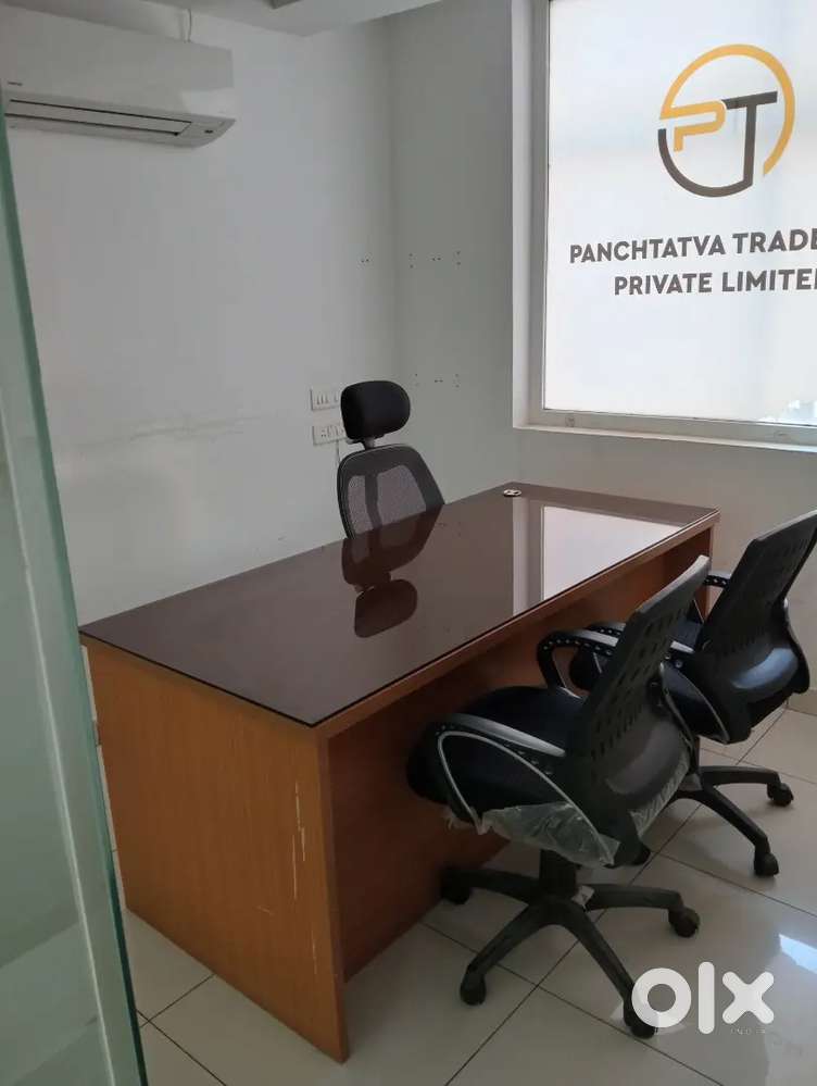 275 sq ft Fully Furnished Office 9000/-