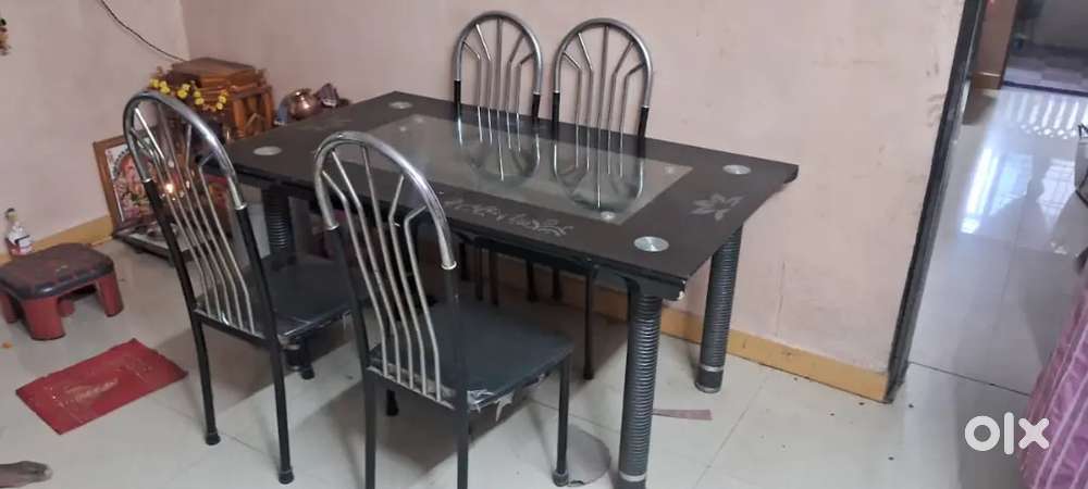 डायनिंग टेबल