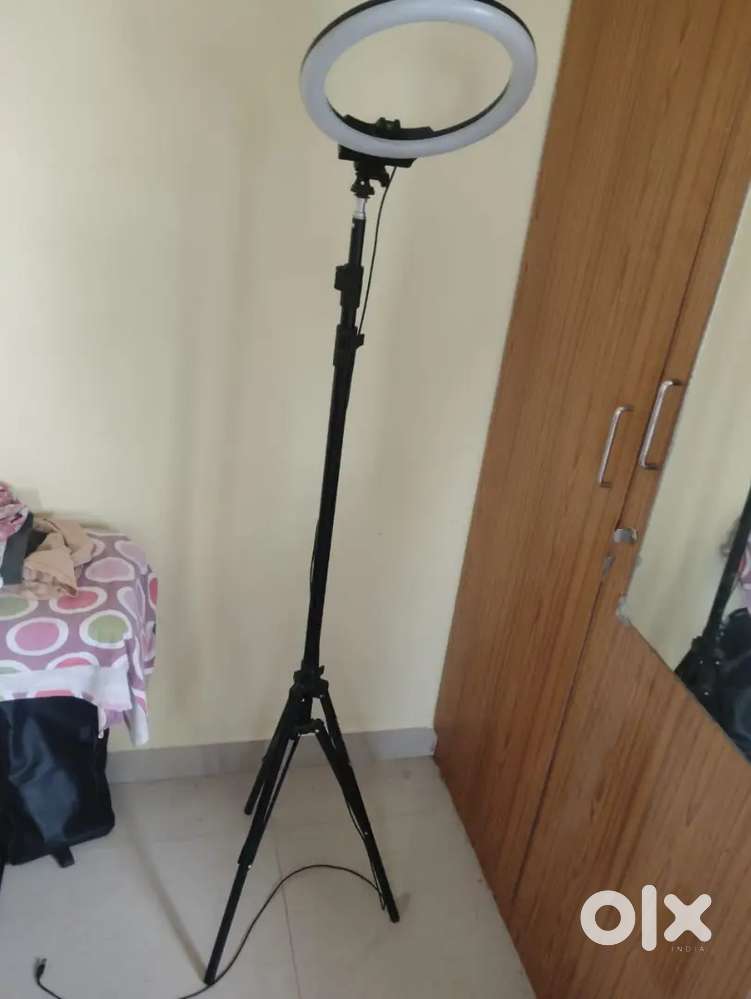 Hi I am selling my OSKA ring light fully adjustable hight 9FT