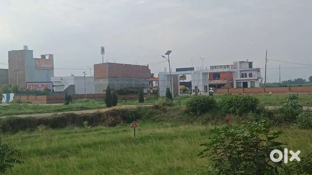 80 yrd plot in a gated society located on Delhi Road.