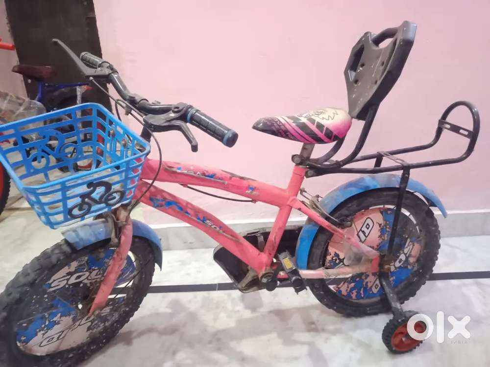 Kids bicycle with removable training wheels